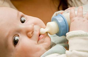 婴儿在喝奶